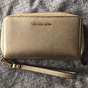 GILDED IN GOLD MK Jet Set smartphone wristlet ✨☀️